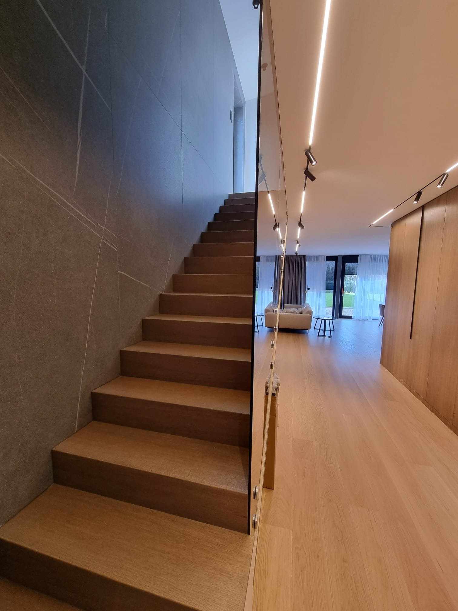 Schodisko – sklo a drevo